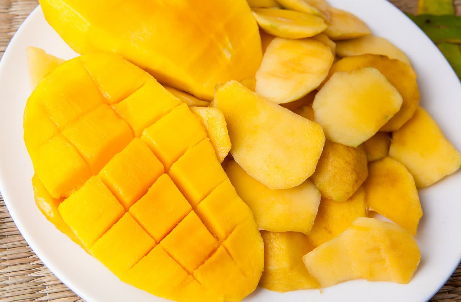 Cut mango is kept on the plate